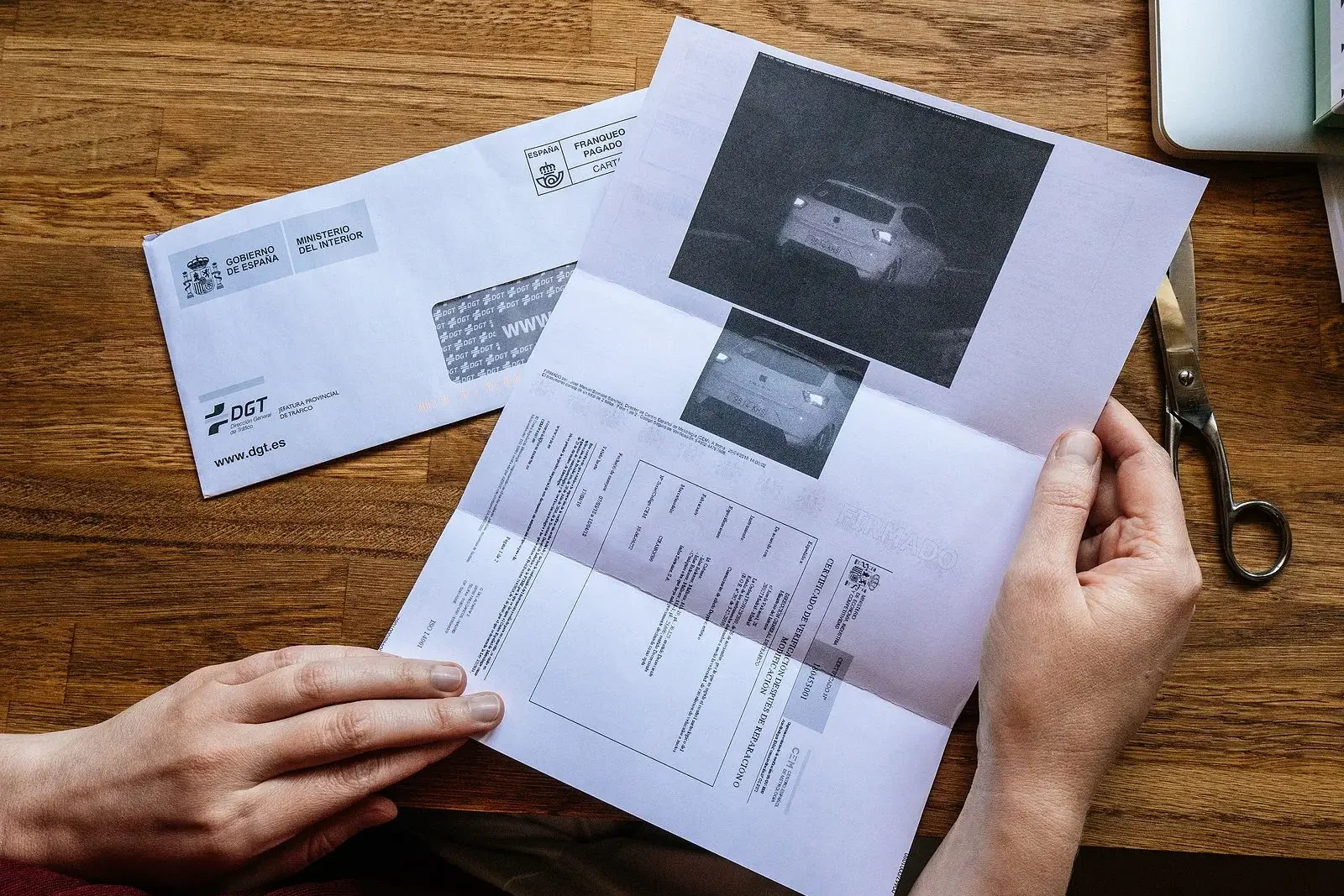 ¿Es válida la notificación de una multa por correo ordinario?